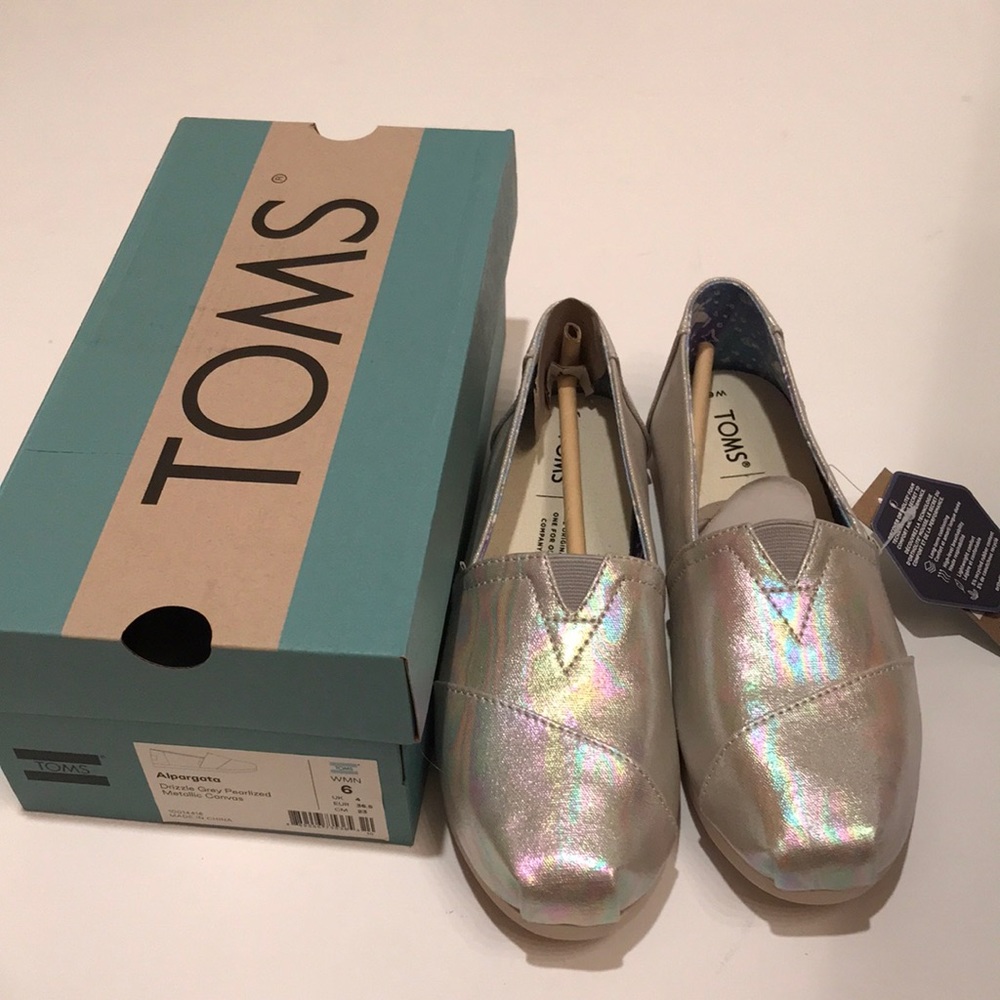 NWT TOMS ALPARGATA DRIZZLE GREY PEARLIZED METALLIC CANVAS 6 slip on shoes